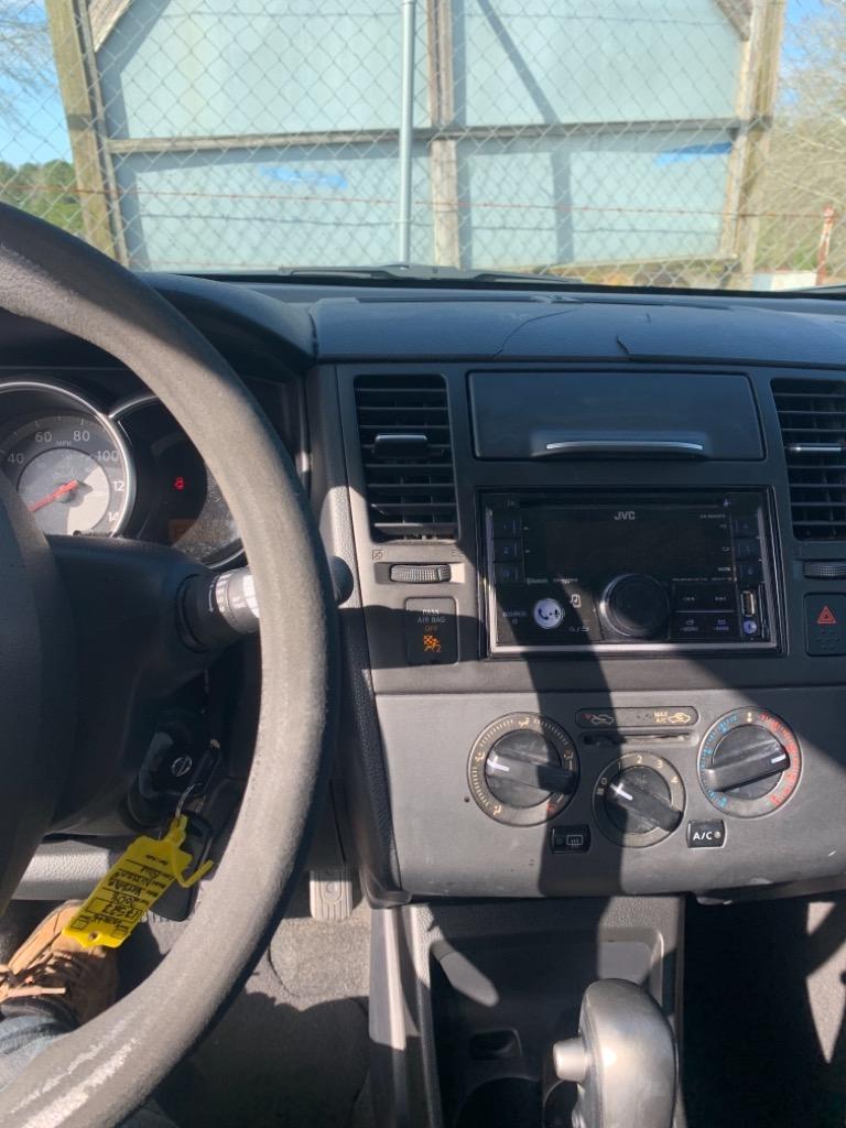 2008 Nissan Versa S's photo